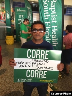 Luis Felipe Rojas con el cartel para promocionar la causa de los presos políticos cubanos en el Miami Marathon 2017.