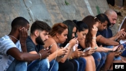 Varias personas se conectan a internet en La Habana.