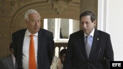 El ministro de Asuntos Exteriores y Cooperación, José Manuel García-Margallo (i) y el canciller de Panamá, Fernando Núñez Fábrega, momentos antes de la reunión que ambos mantuvieron hoy en Madrid.