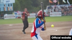 Una jugadora del equipo de softbol de Cuba al bate durante el Torneo Abierto de Canadá celebrado en 2015 en Surrey, Columbia Británica.