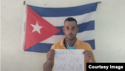 Foto de uno de los participantes en las demostraciones cívicas por el 20 de Mayo en Cuba. (Foto tomada del canal de Youtube de Radio República)