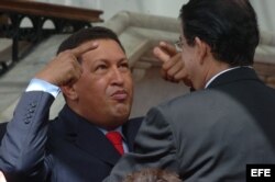 El presidente de Venezuela, Hugo Chávez (i), conversa con su homólogo hondureño, Manuel Zelaya (d), el 25 de noviembre de 2008.