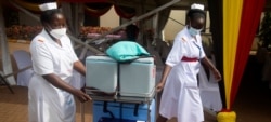 En las zonas remotas de Uganda, las vacunas se entrega a pie, en barcos y en motocicletas.