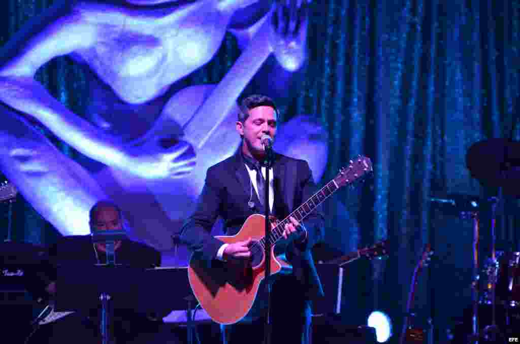 El cantante español Alejandro Sanz se presenta en la ceremonia de los premios La Musa, que otorga El Salón de la Fama de los Compositores Latinos