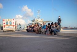 El grupo de cubanos poco después de su llegada a la Base de Coral Harbour, el jueves 24 de junio. (Foto: RBDF/suboficial Al Rahming)