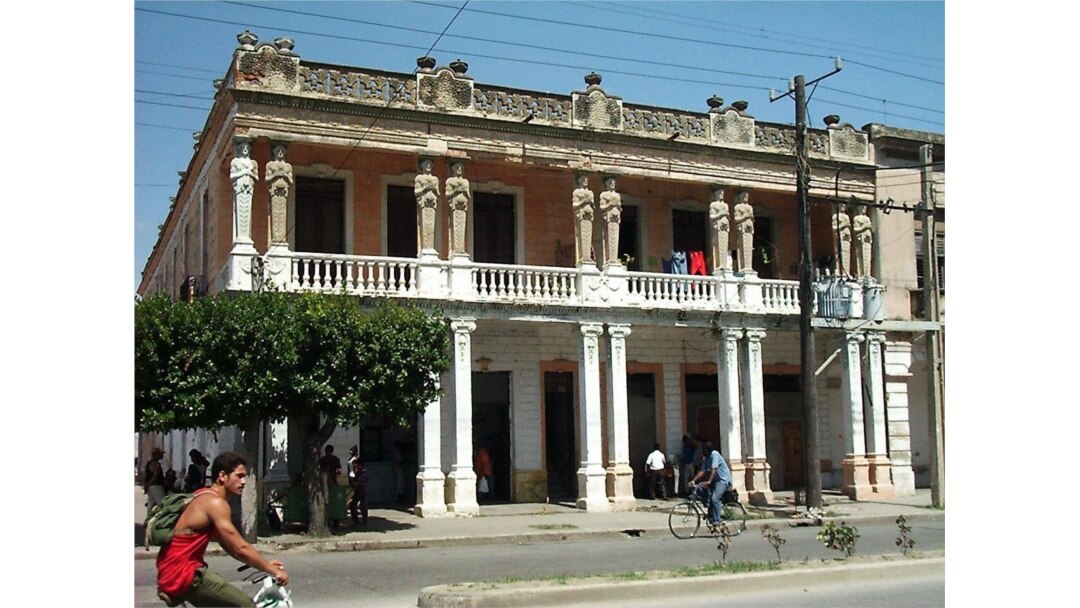 Casa de las Cariátides en la ciudad de Camagüey.