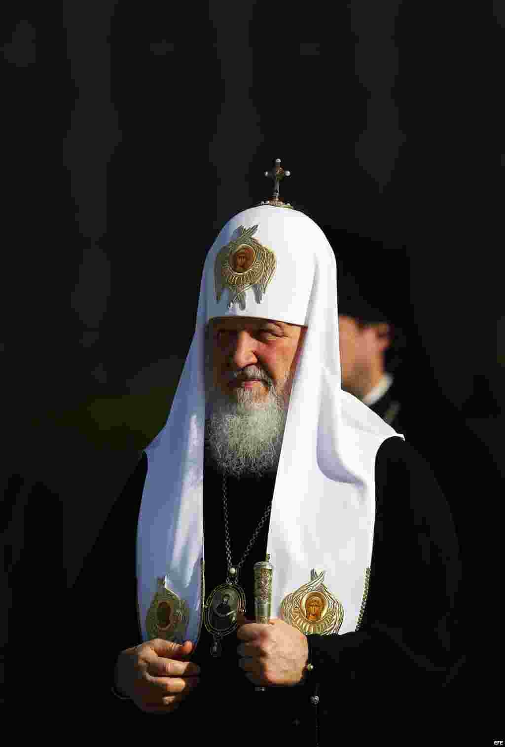 El patriarca de la Iglesia ortodoxa rusa, Kiril, coloca ofrenda en monumento a José Martí.