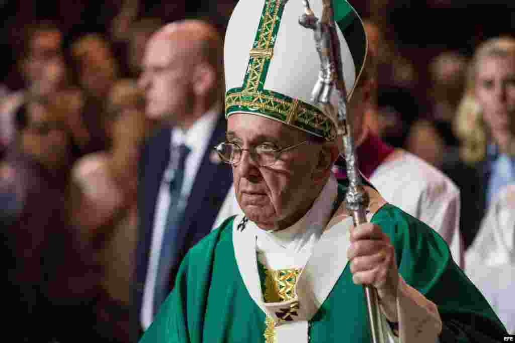 El Papa oficia misa en la Madison Square Garden de Nueva York. EFE
