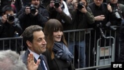 Nicolás Sarkozy votó en París junto a su esposa 