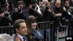 Nicolás Sarkozy votó en París junto a su esposa.