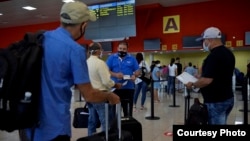 Pasajeros arriban al Aeropuerto de La Habana
