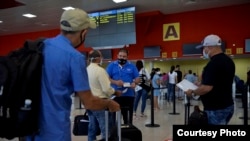 Pasajeros arriban al Aeropuerto de La Habana. (YAMIL LAGE / AFP)