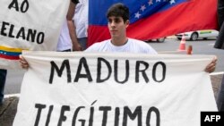 Un venezolano residente en Brasil muestra su rechazo a Maduro.