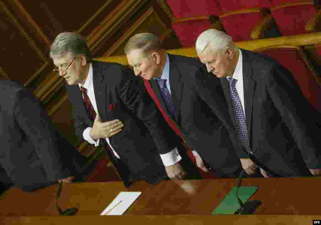 Los expresidentes ucranianos Viktor Yushchenko, Leonid Kuchma y Leonid Kravchuk, asisten a una sesión extraordinaria en el Parlamento de Kiev (Ucrania).