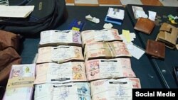 El dinero y la documentación encontrada en poder de los cubanos detenidos en El Alto. 