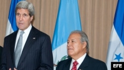 El secretario de Estado de EE.UU., John Kerry habla junto al presidente de El Salvador, Salvador Sánchez Cerén, en foto de archivo