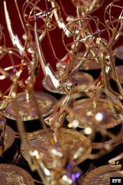 Las estatuitas de los premios Emmy.