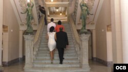 Subiendo la escalera del Palacio de los Matrimonios en La Habana.