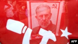 La imagen de Fidel Castro entre banderas y símbolos del comunismo.