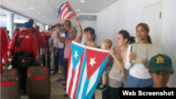 El equipo Vegueros de Pinar del Río recibe muestras de cariño tras su llegada a San Juan, Puerto Rico.