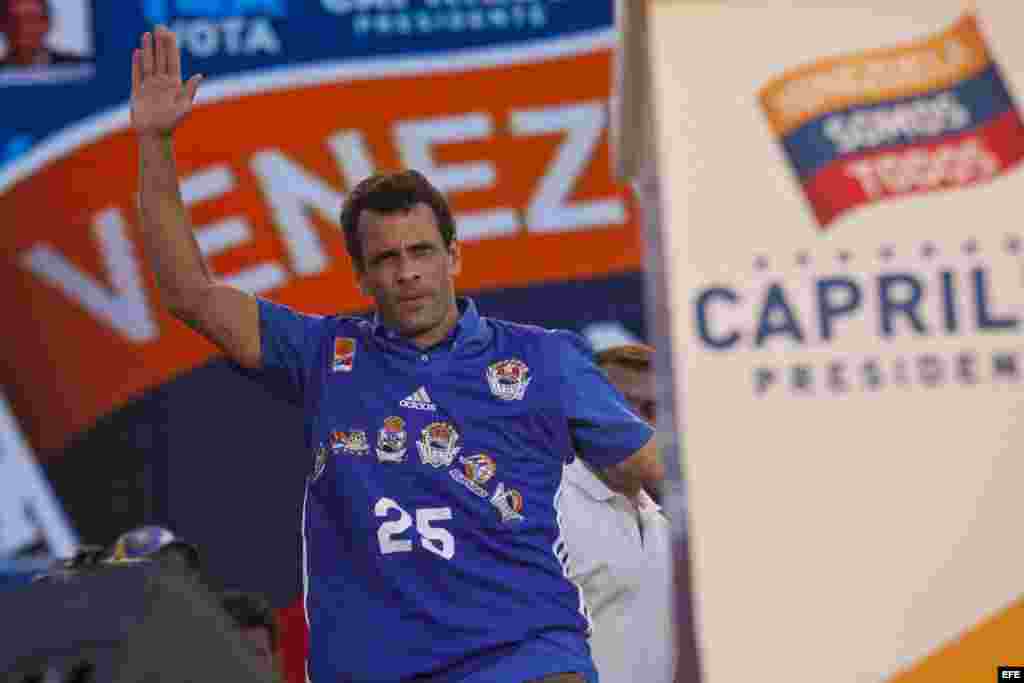 Fotografía de archivo que muestra al candidato de la oposición venezolana Henrique Capriles durante un acto de campaña en Barcelona, estado Anzoátegui (Venezuela). 