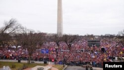 Miles de seguidores del presidente Donald Trump se congregan en Washington.