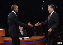 Barack Obama (i), y Mitt Romney en el debate presidencial del 3 de octubre de 2012, en la Universidad de Denve.