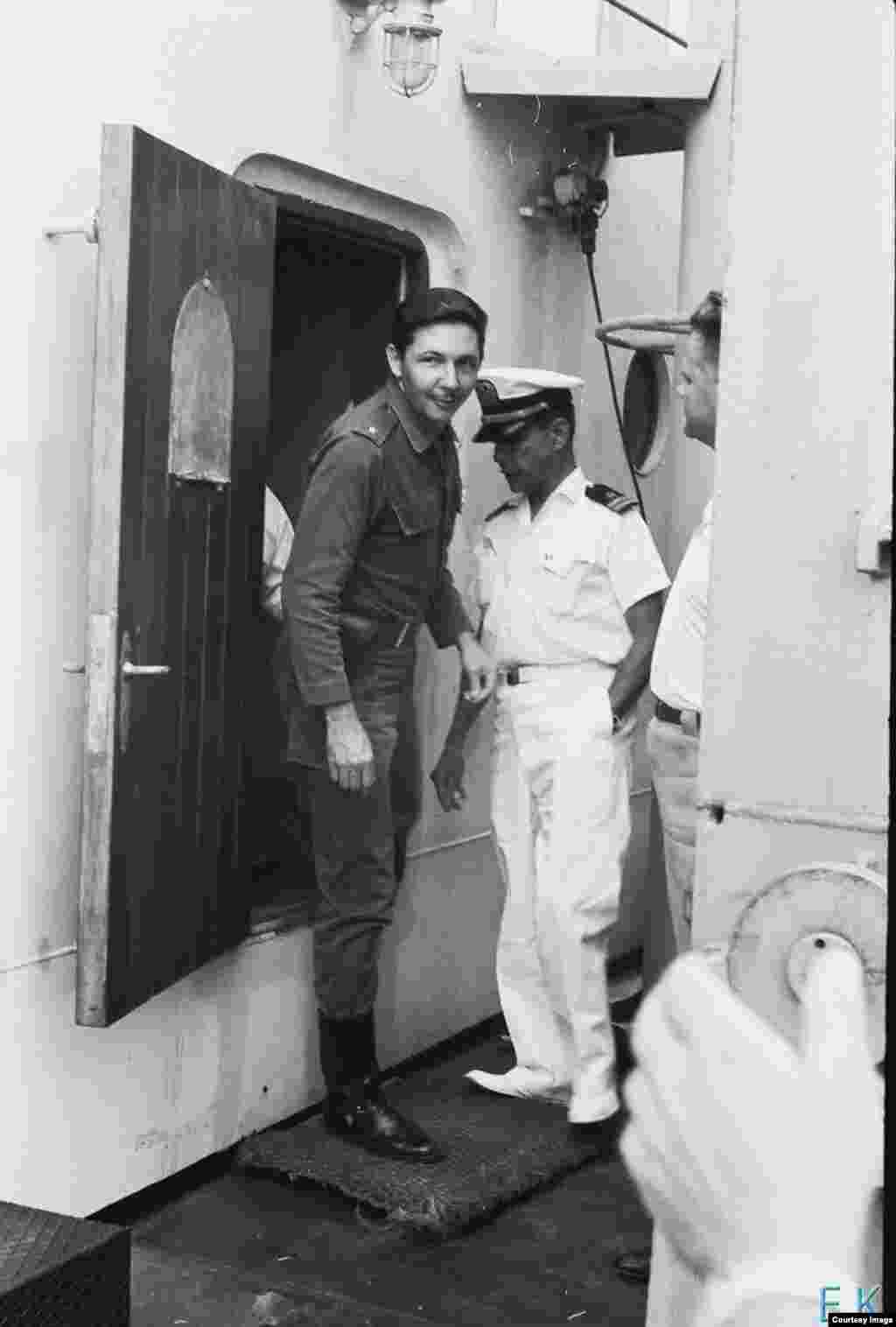 Raúl Castro saliendo a cubierta del Lgove. 