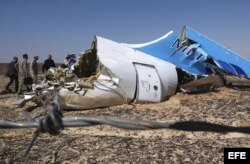 Restos del avión ruso Airbus A321 que se estrelló el sábado 31 de octubre de 2015, en la península del Sinaí y causó la muerte de las 224 personas a bordo.