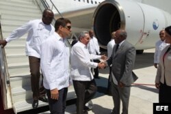 Raúl Castro, a su llegada a Isla Margarita para la Cumbre de los No Alineados, es recibido por el vicepresidente de Venezuela, Aristóbulo Isturiz (d)