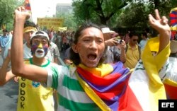 Tibetanos gritan consignas durante una manifestación.