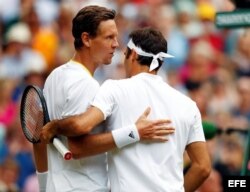 Berdych (i) felicita a Federer por su victoria.