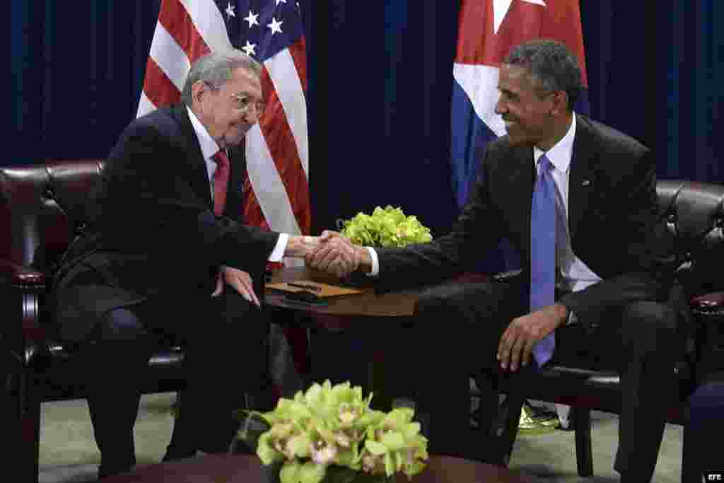 Barack Obama se reúne con su homólogo cubano, Raúl Castro, en la sede de las Naciones Unidas en Nueva York. EFE