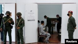 Miembros de la Guardia Nacional Bolivariana participan en las elecciones estatales de gobernadores en Caracas, Venezuela. (REUTERS/Leonardo Fernandez Viloria)