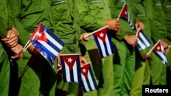 Soldados cubanos con banderas durante una marcha oficialista en La Habana. REUTERS/Alexandre Meneghini/Archivo