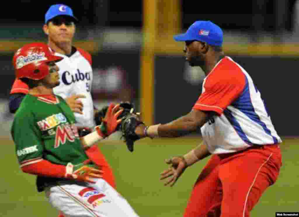 Los Vegueros de Pinar del Río (Cuba) derrotaron en el juego decisivo a los Tomateros de Culiacán (México), 3x2, y ganaron la Serie del Caribe 2015.