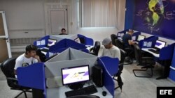 Varias personas se conectan a internet desde una sala de navegación hoy, 4 de junio de 2013, en La Habana (Cuba). Los cubanos estrenaron este martes nuevos servicios para conectarse a internet con la apertura de 118 nuevas salas de navegación en todo el p