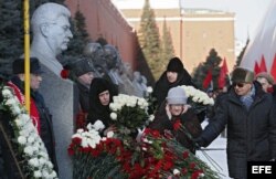 Varios asistentes colocan flores ante la tumba del dictador soviético Iosif Stalin en la Muralla del Kremli.