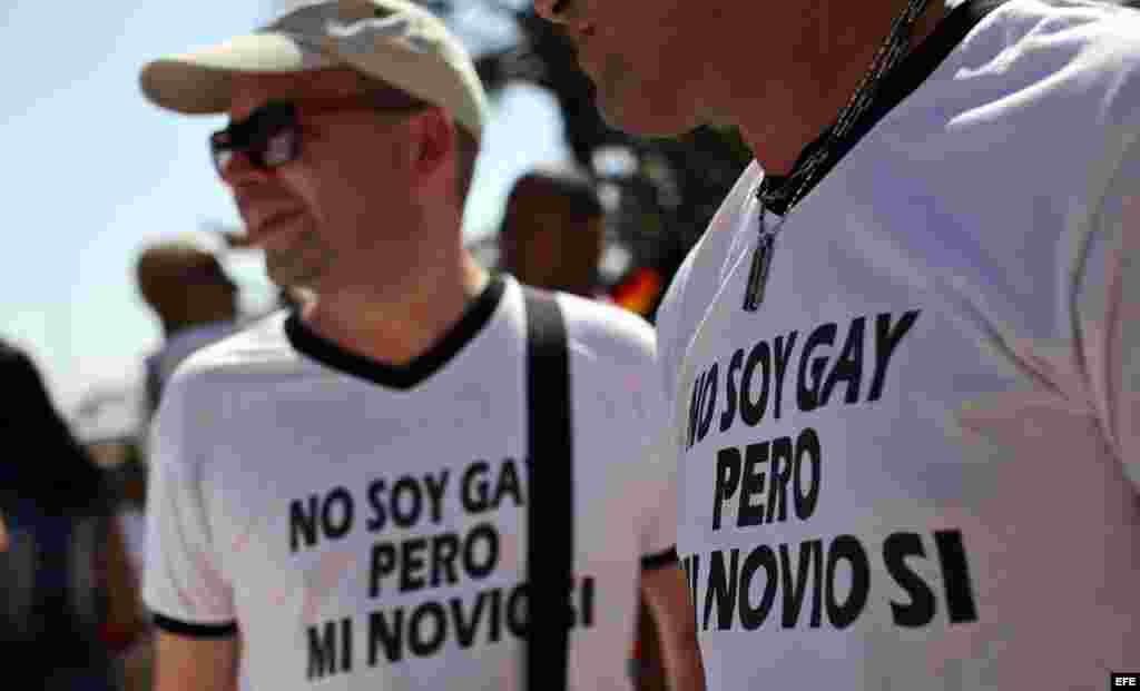 Cientos de personas con música, plumas y lentejuelas de todos los colores participan en una conga por los derechos LGTBI, en la 9 jornada contra la homofobia y la transfobia hoy, sábado 14 de mayo de 2016, en La Habana.
