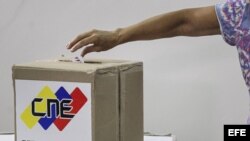 Un venezolano vota en la elección de la Asamblea Nacional Consituyente, un órgano que tendrá poderes ilimitados para reformar el Estado y cambiar el ordenamiento jurídico.