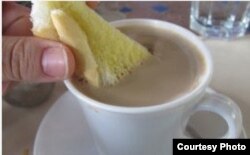 Lujo de élites: café con leche y pan con mantequilla