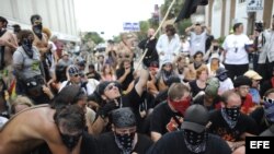 28/08/2012.- Manifestantes, muchos vestidos a la forma de bloque negro protestan ante la Convención Nacional Republicana en Tampa, Florida (EE.UU.).