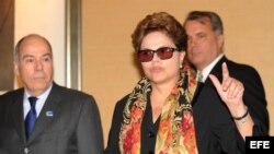 La presidenta brasileña, Dilma Rousseff, es recibida por el embajador de Brasil en Washington, Mauro Vieira, a su llegada el domingo 8 de abril de 2012, a Washington, D.C.