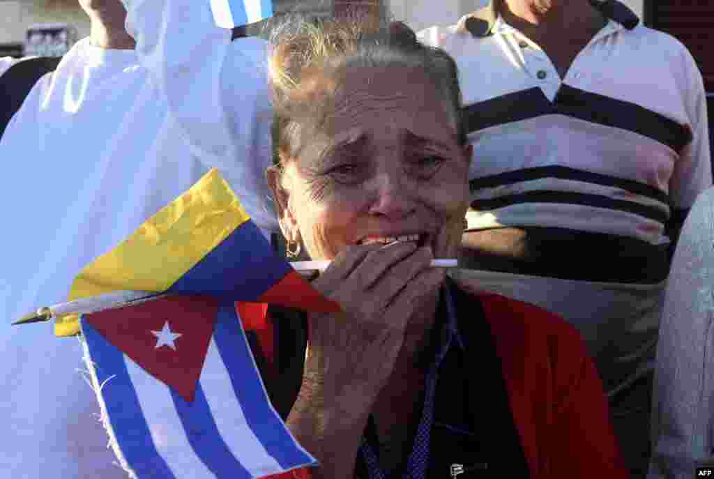 Una mujer afligida, llora por la muerte del líder cubano Fidel Castro.