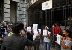 El dramaturgo cubano Yunior García Aguilera es confrontado por seguidores del régimen frente a la sede de la Asamblea Municipal en la Habana Vieja. (YAMIL LAGE / AFP)