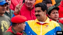  El vicepresidente de Venezuela, Nicolas Maduro (c), y el presidente del Congreso Nacional venezolano, Diosdado Cabello (i). 