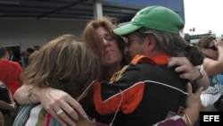  Una mujer abraza a dos familiaresa su llegada al aeropuerto internacional José Martí de La Habana (Cuba), procedente de Miami (EEUU). Foto Archivo