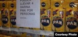 Los venezolanos deben hacer grandes colas para comprar la ya racionada Harina Pan de sus arepas.