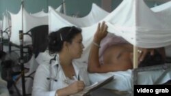 Una doctora pasa revista a los pacientes de dengue y zika internados en un hospital de campaña en Holguín (F.Donate)
