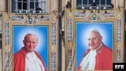 Los tapices con las imágenes de Juan Pablo II (i) y Juan XXIII ya lucen en San Pedro